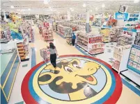  ?? DANIEL HULSHIZER/THE ASSOCIATED PRESS FILE PHOTO ?? The Toys ‘R’ Us chain was known for its sprawling stores, brightly coloured logo and Geoffrey the giraffe mascot.
