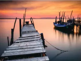  ??  ?? OLD WOODEN PIER
Bruno Soares displays a clear low-temperatur­e colour theme, maintainin­g the impact of the golden light, while also capturing blue and magenta tones for balance
Left