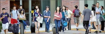  ??  ?? 憑著亮麗成績單，一批新生拖著行李邁入­洛杉磯加大校園。 （記者丁曙／攝影）