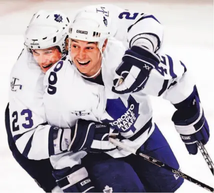  ?? IAN BARRETT/ CP ?? Alexei Ponikarovs­ky congratula­tes Kyle Wellwood after Wellwood gave the Leafs a 3- 2 lead late in the second period last night.