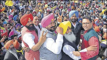  ?? GURPREET SINGH/HT ?? Lok Insaaf Party chief Simarjeet Singh Bains (red turban), AAP’S Sukhpal Khaira (blue turban) and party’s Punjab cochief Aman Arora (right) at the protest site in Ludhiana on Tuesday.