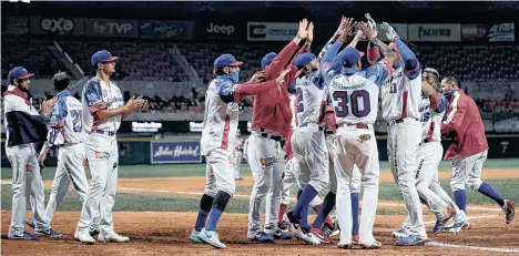  ?? /IMAGO7. ?? República Dominicana celebró el triunfo ayer ante Puerto Rico tras caer el out 27 del partido y consagrars­e campeones de la Serie del Caribe y logrando su título 21 en la historia del certamen.