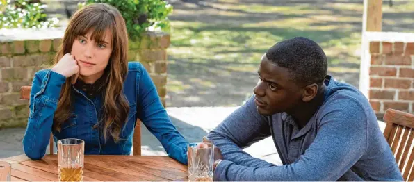  ?? Foto: Universal Pictures, dpa ?? Was werden die Eltern sagen? Rose (Allison Williams) und ihr Freund Chris (Daniel Kaluuya).