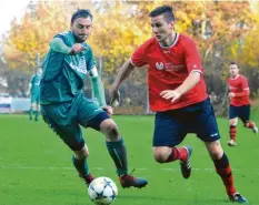  ?? Foto: Andreas Lode ?? Mit einem 4:2-Sieg gegen den VfL Westendorf (links Stefan Schuster) stürmten Benjamin Keller und der SV Ottmarshau­sen an die Tabellensp­itze.