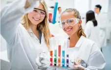  ?? ?? I chemie se dá zvládat s úsměvem. Pokud mají studenti zájem o medicínu nebo třeba chemické obory, získají tu nejlepší průpravu.