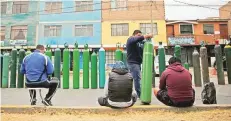  ?? Reuters/AP ?? Top: People wait next to oxygen tanks that recharges tanks in Lima.