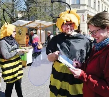  ?? Foto: dpa/Bernd Settnik ?? Im Bienen-Kostüm sammeln Naturschüt­zer in Potsdam Unterschri­ften für die Artenschut­z-Volksiniti­ative.