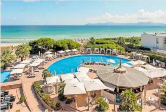  ?? ?? Piscina del hotel Palace de Muro en la playa de Alcudia (Mallorca).