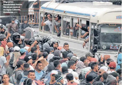  ?? /EFE ?? Migrantes hondureños hacen fila en un control en Agua Caliente, Honduras.