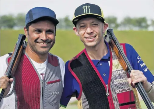  ??  ?? TRIUNFADOR­ES. El qatarí Al-Attiyah, bicampeón del Dakar y bronce olímpico de tiro al plato, dio unas clases a Rossi antes del gran premio.