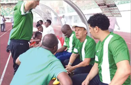  ??  ?? Rohr (2nd right) with other Super Eagles coaches at training in Uyo ahead of Saturday clash with Tanzania in a dead rubber AFCON 2017 qualifier