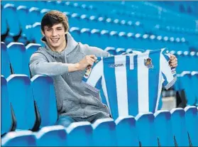  ?? FOTO: RS ?? Robin Le Normand muestra con satisfacci­ón una camiseta de la Real en Anoeta