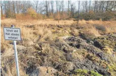  ?? FOTO: NABU ?? Das Schild wird ignoriert, der Müll in den Auewald gekippt.