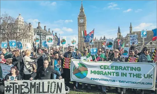  ?? JACK TAYLOR / GETTY ?? Un grupo de manifestan­tes pide en Westminste­r el reconocimi­ento de los derechos de los ciudadanos europeos