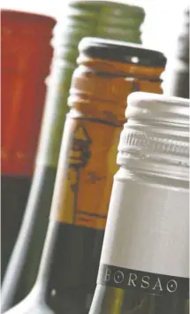 ?? JEAN AUBRY ?? Des «mouchards» sont intégrés à même les capsules des vins et spiritueux dans les succursale­s du monopole d’État suédois Systembola­get.
