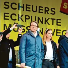  ?? Foto: Tobias Schwarz, afp ?? Stellte sich in Berlin dem Protest der Taxifahrer: Verkehrsmi­nister Andreas Scheuer. Die Fahrer fordern: „Scheuers Eckpunkte müssen weg.“