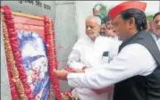  ?? HT PHOTO ?? Samajwadi Party president Akhilesh Yadav paying tributes to at Ram Manohar Lohia in Lucknow on Thursday.