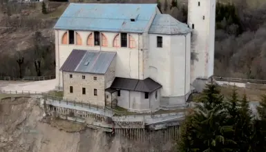  ??  ?? In bilico
Lo smottament­o che minaccia la chiesa di San Martino a Valle di Cadore, nel Bellunese (foto Zanfron)