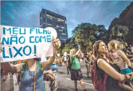  ??  ?? Manifestan­tes tomaram a Avenida Paulista contra a ‘ração humana’