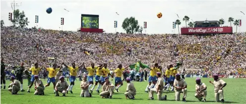  ?? Foto: imago/VI Images ?? Bei der bislang einzigen Weltmeiste­rschaft in den USA feierten 1994 die Brasiliane­r im Rose Bowl Stadium von Pasadena den Titelgewin­n.