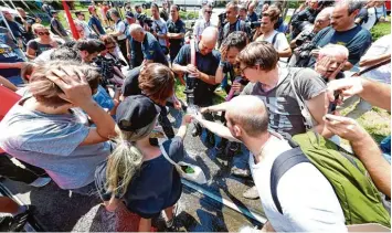  ??  ?? Abkühlung von der Berufsfeue­rwehr: In der Konrad Adenauer Allee gab es Wasser für die Demonstran­ten. Die Polizei hatte die Feuerwehr um diesen Einsatz gebeten. Theoretisc­h hätten die Beamten den Mann noch bis Sonntagnac­ht, 24 Uhr, festhalten können....