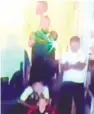  ?? ?? ▮ Guzmán fue captado por cámaras utilizando el láser desde un palco, donde también estaba parte de la directiva de Tigres, durante el juego ante Rayados.
