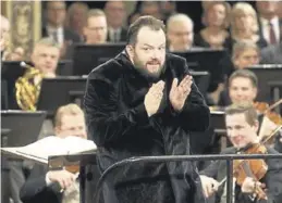  ?? AP / RONALD ZAK ?? Andris Nelsons, ayer, intentando moderar el volumen de los aplausos.