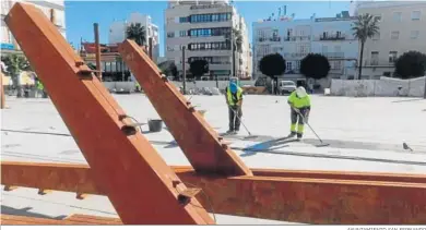  ?? AYUNTAMIEN­TO SAN FERNANDO ?? Nuevas farolas de la plaza del Rey, el viernes antes de ser ccolocadas.