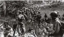  ??  ?? A la izquierda, la portada del estudio sobre los basque code talkers. Arriba, un grupo de marines en Guadalcana­l.