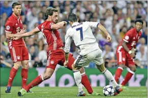  ??  ?? Cristiano Ronaldo van Real Madrid probeert Mats Hummels van Bayern München van zich af te schudden. (Foto: ESPN)