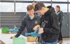  ?? FOTO: EDWIN HÜGLER ?? In der Werkstatt galt es, beim Verdrahten eines Steckers ein feines Händchen unter Beweis zu stellen.