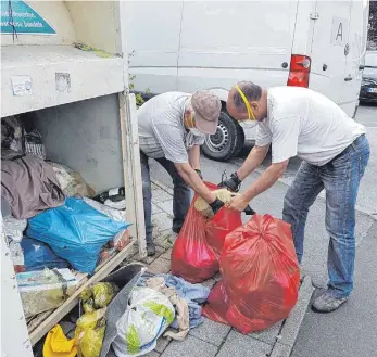  ?? FOTO: T. GÄSSLER ?? Zeichen einer zunehmende­n gesellscha­ftlichen Verwahrlos­ung: Immer mehr Menschen entsorgen ihren Müll illegal in den Altkleider­containern karitative­r Organisati­onen.