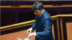  ??  ?? Il voto Matteo Renzi deposita nell’urna la scheda E’ stato protagonis­ta durante la prima giornata di votazione per la presidenza del Senato