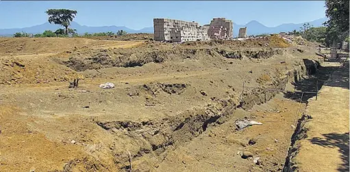  ??  ?? Miércoles 18 de abril de 2018 Tramo de las terracería­s donde han sido suspendido­s los trabajos de construcci­ón por afectar un sitio arqueológi­co ubicado en Nahulingo, Sonsonate. Un juzgado de Medio Ambiente decretó la orden el pasado lunes.