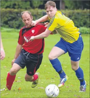  ?? Picture: Paul Amos FM4943158 ?? Red Heathens and Ashstone Galacticos go for the ball