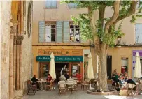  ??  ?? A Manosque, la douceur de vivre se joue à plein sur la place Saint-Sauveur.