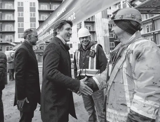  ?? REUTERS ?? Prime Minister Justin Trudeau meets workers as he tours new constructi­on at Edgemont Flats housing complex during an announceme­nt of new funding for housing in Edmonton, Feb. 21.