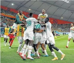  ?? ?? Los jugadores de Senegal celebran el segundo tanto ante Ecuador.