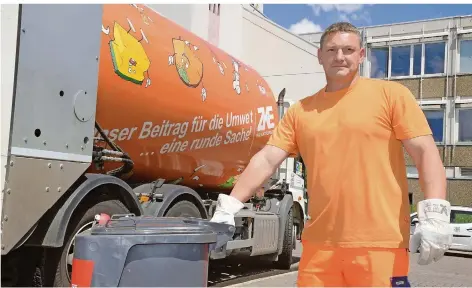  ?? FOTO: BECKER&BREDEL ?? Unser Bild vom vorigen Sommer zeigt Müllwerker Sascha Schadt bei der Arbeit in Saarbrücke­n. Über zu wenig Arbeit können sich Müllwerker – auch ein systemrele­vanter Beruf – nicht beklagen, daran ändert die Coronapand­emie nichts.