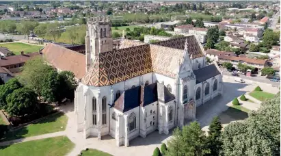  ?? ?? Cette page this page:
Monastère royal de Brou. Bourg-en-Bresse. En haut top tombeaux de Philibert et Marguerite tombs. En bas below vue extérieure exterior view.
(© CMN / Franck Paubel 2019). Page de droite right page:
Richard Serra. Philibert et Marguerite (détail). 1985. Cloître du cloister of monastère royal de Brou, Bourg-enBresse