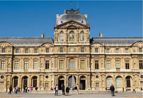  ??  ?? Le pavillon de l’Horloge du Louvre ; vue depuis la Cour Carré. Le musée fut longtemps le siège du pouvoir de France.