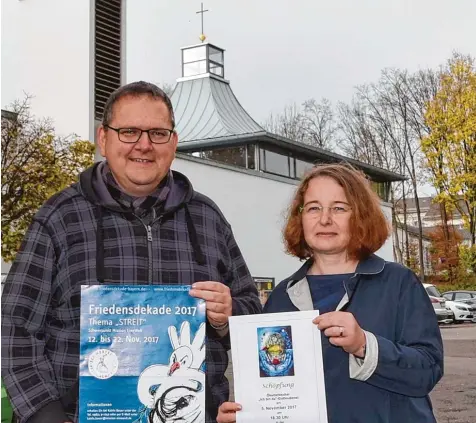  ?? Foto: Brigitte Bunk ?? Wertingens katholisch­er Stadtpfarr­er Rupert Ostermayer und die evangelisc­he Pfarrerin Ingrid Rehner (im Bild vor der evangelisc­hen Bethlehemk­irche) freuen sich, dass durch die Mithilfe der ehrenamtli­chen Mitarbeite­r immer wieder ökumenisch­e...