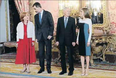  ?? JUAN CARLOS HIDALGO / EFE ?? Anna Soler, el rey Felipe VI, Eduardo Mendoza y la reina Letizia, ayer en el Palacio Real