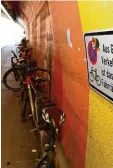  ?? Foto: Silvio Wyszengrad ?? In der Pferseer Unterführu­ng werden zahlreiche Fahrräder abgestellt. Die Stadt will das jetzt mit einem Verbot än dern – es drohen allerdings keine Stra fen.