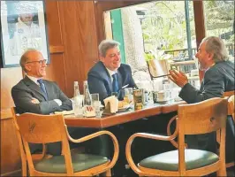  ?? ?? TRES MÁS UNO. Rosatti, Rosenkratz y Maqueda, en distendido almuerzo. Ricardo Lorenzetti, por ahora en soledad.