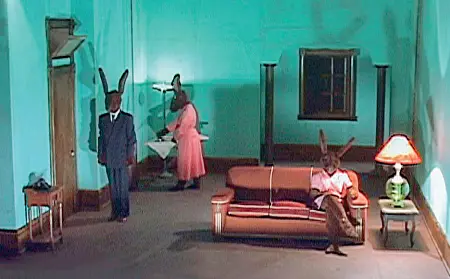  ??  ?? Fotogramma dalla serie di cortometra­ggi del 2002 intitolata «Rabbits», di David Lynch che indagava i processi di alienazion­e sociale e il modo in cui essi venivano rappresent­ati dalla cultura di massa