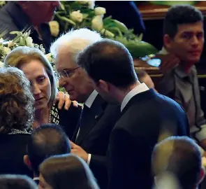 ??  ?? Cordoglio L’incontro del presidente della Repubblica Sergio Mattarella con i parenti di Vincenzo Licata