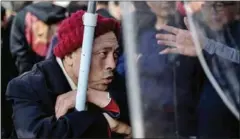  ?? JOHANNES EISELE/AFP ?? Shen Yuxi (left), who peddles stock analysis software, listening to people at Shanghai’s open-air investment bazaar.