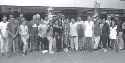  ??  ?? SITUACIÓN. Grupo de ciudadanos venezolano­s que cumplen sus labores en este centro de expendio de Otavalo.