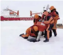  ??  ?? Dans l’Arctique, des chercheurs chinois installent un flotteurpr­ofileur près du brise-glace « Dragon des neiges », en 2016.